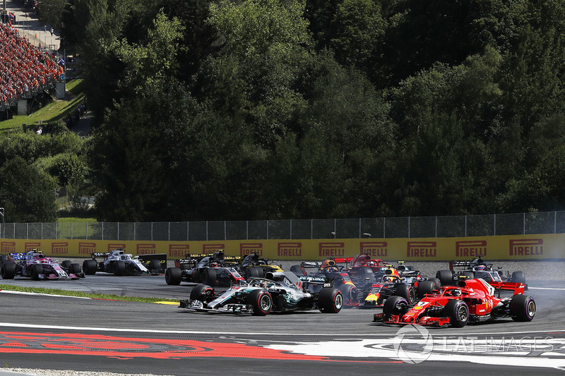 Lewis Hamilton, Mercedes-AMG F1 W09 and Kimi Raikkonen, Ferrari SF71H