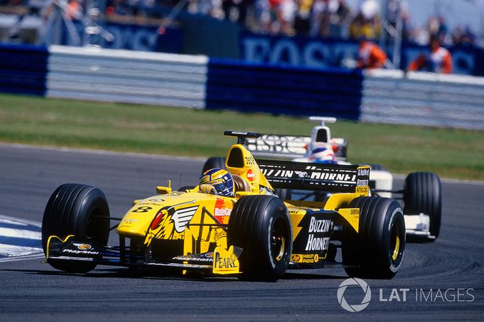 La tercera fila del campo de largada fue para Jordan, con Heinz-Harald Frentzen y Hill; la cuarta, fue para el equipo Stewart, con Rubens Barrichello, y Williams, con Ralph Schumacher.