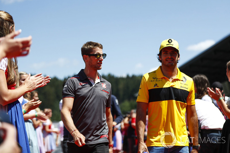 Romain Grosjean, Haas F1 Team, and Carlos Sainz Jr., Renault Sport F1 Team, in the drivers parade