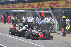 Romain Grosjean, Haas F1 Team VF-18 stops in pit lane during Q1