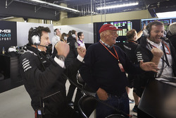 Toto Wolff, Executive Director Mercedes AMG F1, Niki Lauda, Presidente no ejecutivo, gestión del Mer