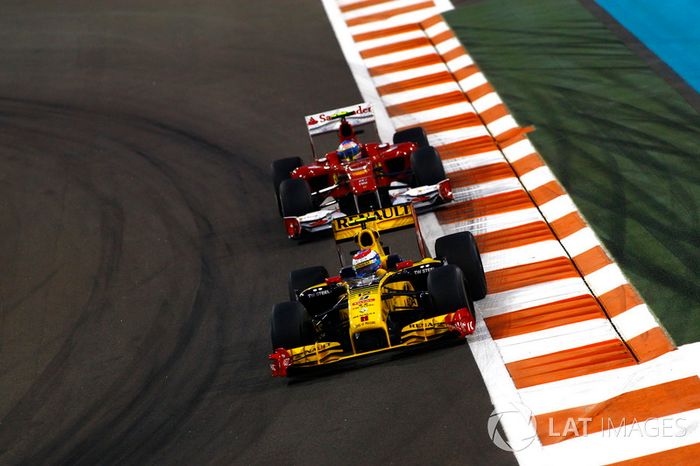 Vitaly Petrov, Renault F1 Team R30, delante de Fernando Alonso, Ferrari F10