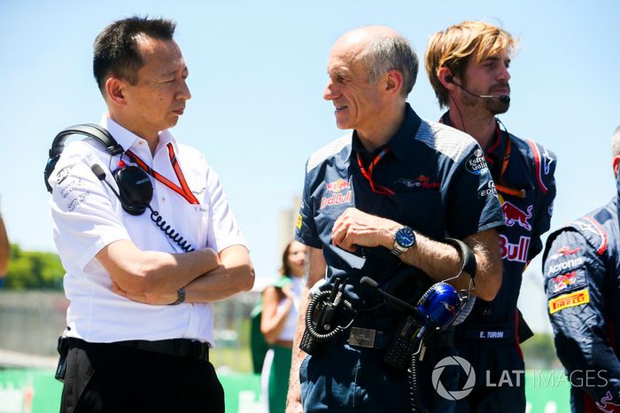 Yusuke Hasegawa, máximo representante de Honda en F1, con Franz Tost, jefe de la Scuderia Toro Rosso