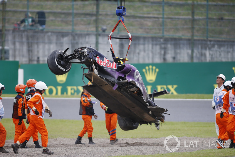 Marshals remove the wreckage in the aftermath of a crash for Daniil Kvyat, Red Bull Racing RB11