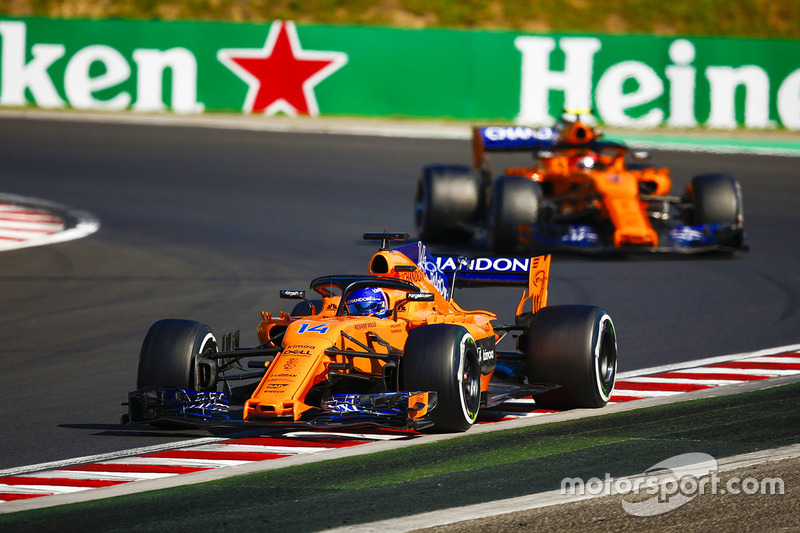 Fernando Alonso, McLaren MCL33, y Stoffel Vandoorne, McLaren MCL33