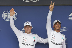İlk cepte start alan Valtteri Bottas, Mercedes AMG F1, ve pole sahibi Lewis Hamilton, Mercedes AMG F1