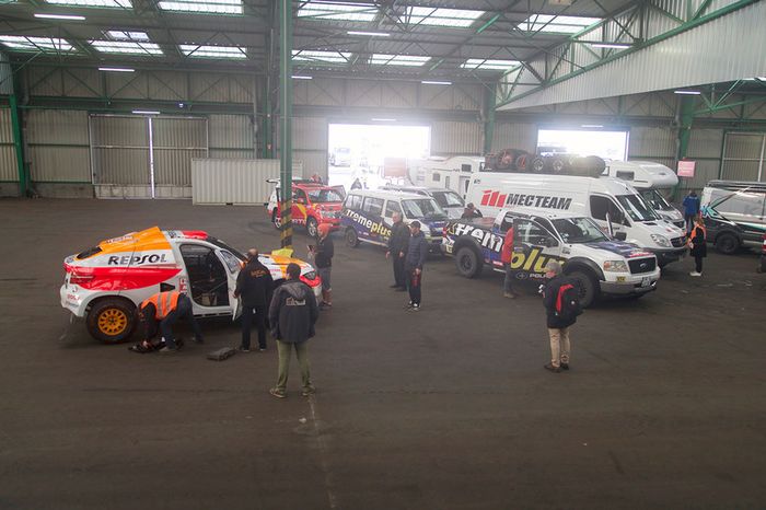 Los equipos se preparan en Le Havre para el largo viaje a Lima, Perú