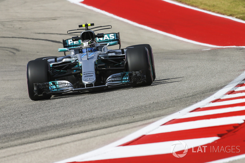 Valtteri Bottas, Mercedes AMG F1 W08, Brendon Hartley, Scuderia Toro Rosso STR12