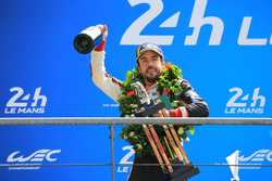 Podio general: ganador Fernando Alonso, Toyota Gazoo Racing