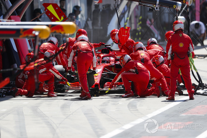 Sebastian Vettel, Ferrari SF71H, effettua un pit stop