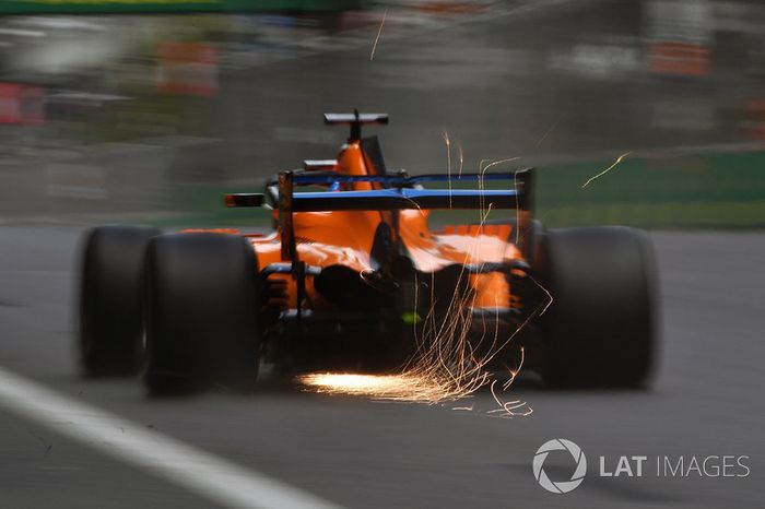 Fernando Alonso, McLaren MCL33 sacando chispas