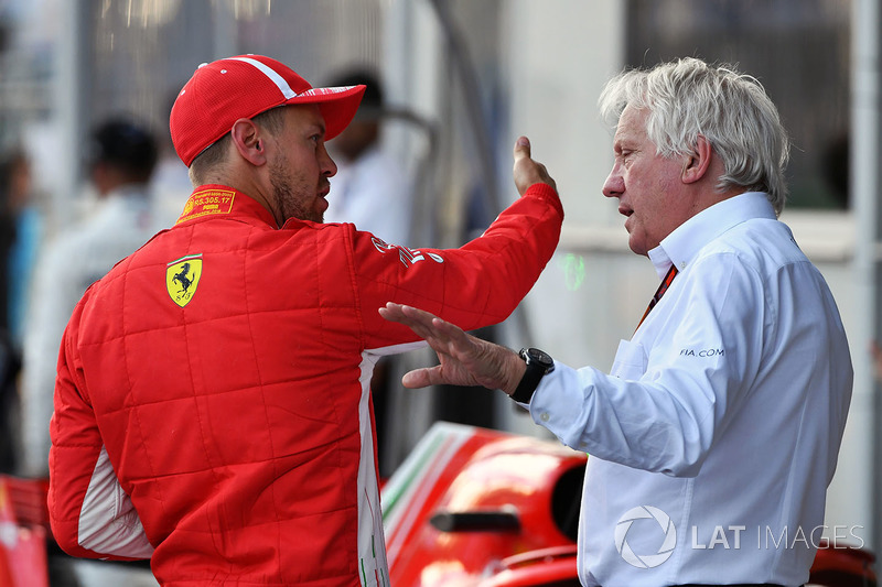 Sebastian Vettel, Ferrari y Charlie Whiting, delegado de la FIA