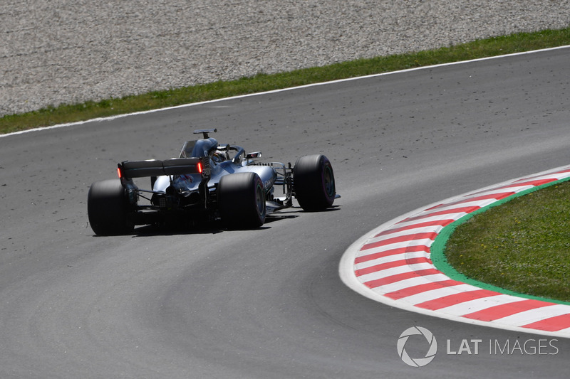 Lewis Hamilton, Mercedes-AMG F1 W09 dengan lampu pada sayap belakang