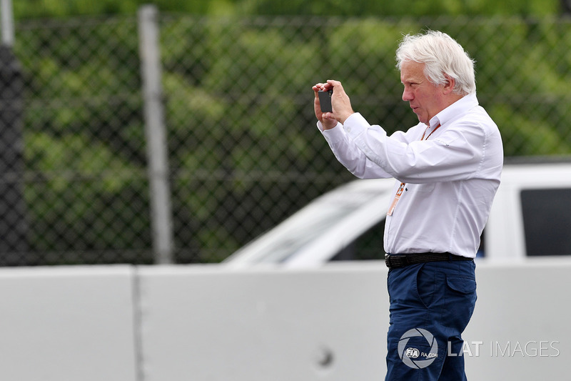 Charlie Whiting, Delegato FIA, osserva la scena dell'incidente di Brendon Hartley, Scuderia Toro Rosso STR13 nelle FP3