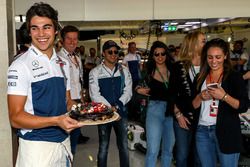 Lance Stroll, Williams fête son 19e anniversaire avec Rob Smedley, chef de la performance du véhicule chez Williams, Felipe Massa, Williams et sa famille