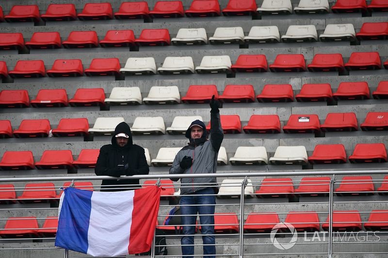 Fans con una bandera francesa