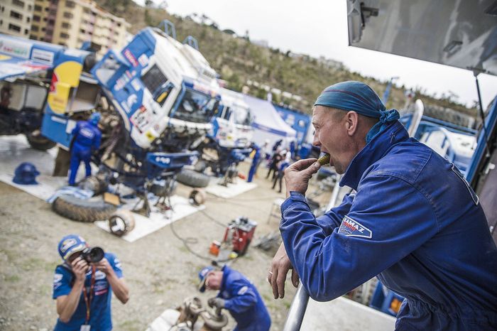 Mecánica del equipo Kamaz Master en el vivac