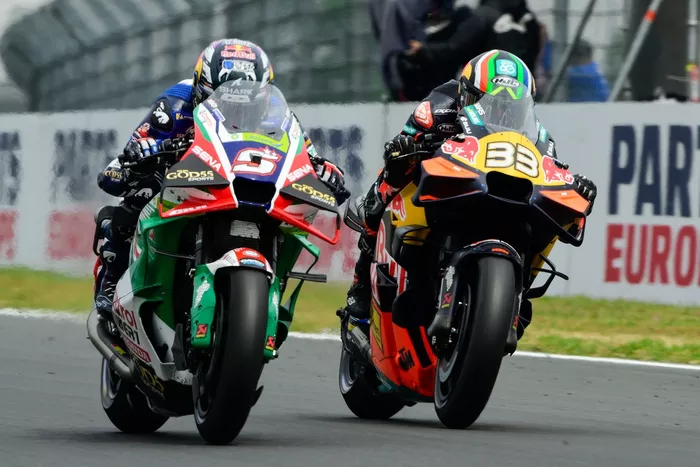 Johann Zarco, equipo LCR Honda
, Brad Binder, Red Bull KTM Factory Racing