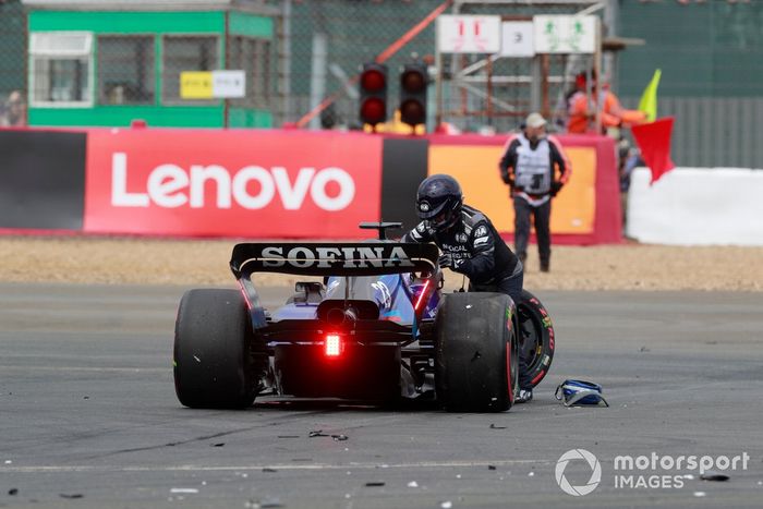 El delegado médico de la FIA asiste a Alex Albon, Williams FW44, tras un accidente en la primera vuelta