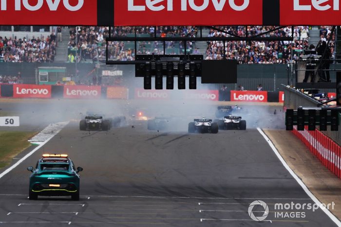 Una vista trasera del choque en la primera salida. Zhou Guanyu, Alfa Romeo C42, George Russell, Mercedes W13, Esteban Ocon, Alpine A522, Yuki Tsunoda, AlphaTauri AT03 y Alex Albon, Williams FW44 están involucrados