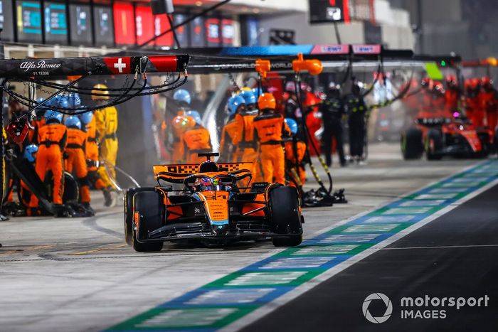 Oscar Piastri, McLaren MCL60, sale de su box tras una parada