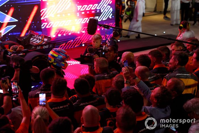 Oscar Piastri, McLaren, 1ª posición, celebra con su equipo tras la carrera Sprint