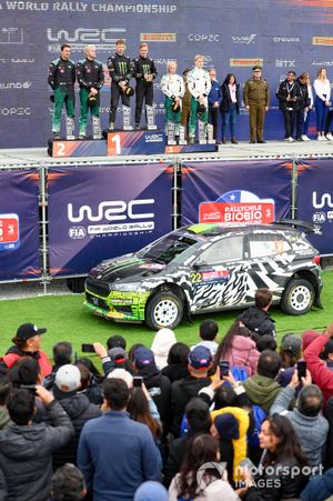 Podio WRC2: Ganador Oliver Solberg, Elliott Edmondson, Skoda Fabia Evo Rally2, segundo puesto Gus Greensmith, Jonas Andersson, Skoda Fabia RS Rally2, tercer puesto Sami Pajari, Enni Mälkönen, Toksport WRT Skoda Fabia Evo Rally2.