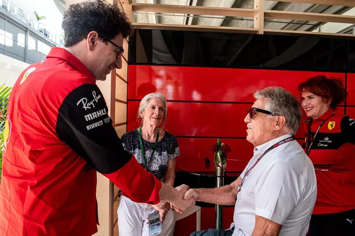 Mattia Binotto, jefe de equipo de Ferrari, y Mario Andretti 