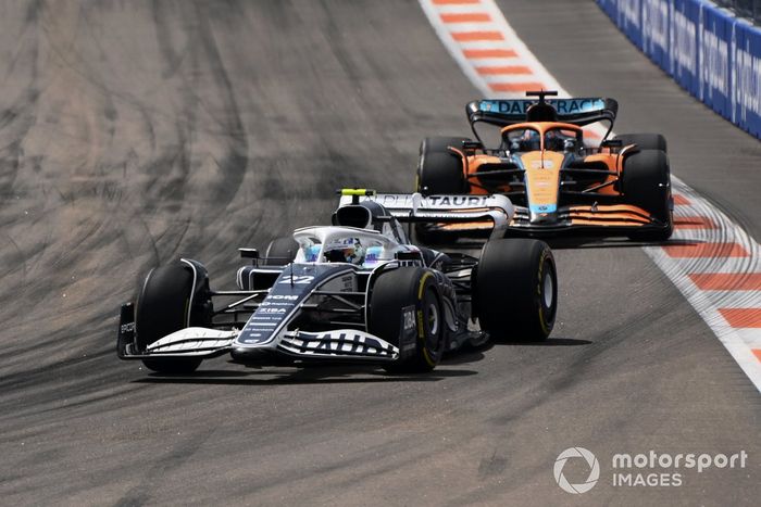 Yuki Tsunoda, AlphaTauri AT03, Daniel Ricciardo, McLaren MCL36, y George Russell, Mercedes W13.