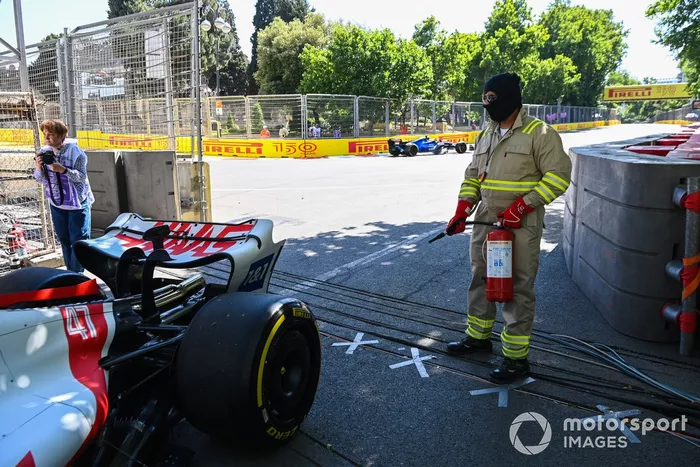 El coche de Mick Schumacher, Haas F1 Team queda fuera de la PL1 por una falla técnica