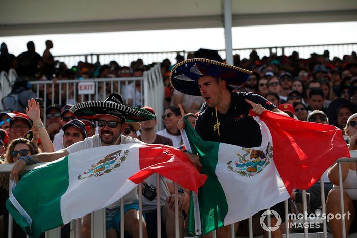 Aficionados de Sergio Pérez, de Red Bull Racing, en una grada