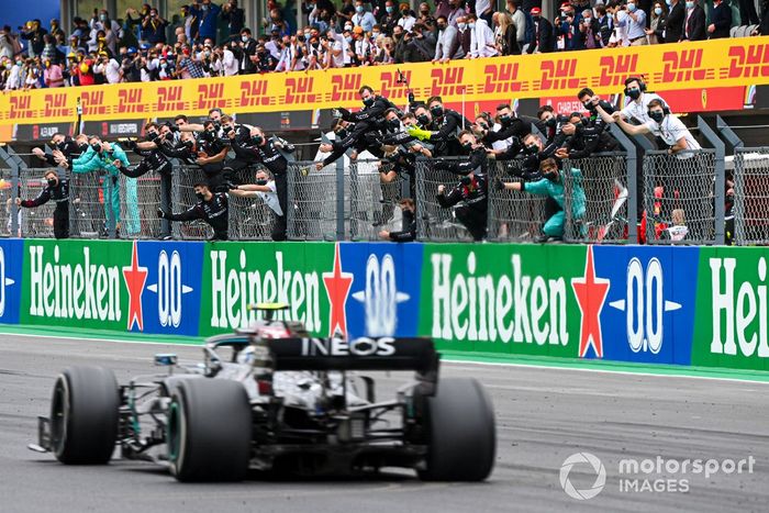 Valtteri Bottas, Mercedes F1 W11, 2ª posición, cruza la línea para animar al equipo de Mercedes