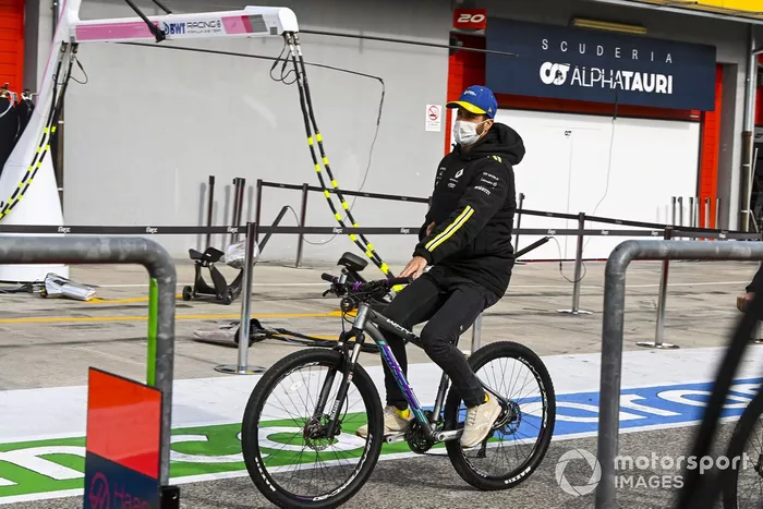 Daniel Ricciardo, Renault F1, en bici