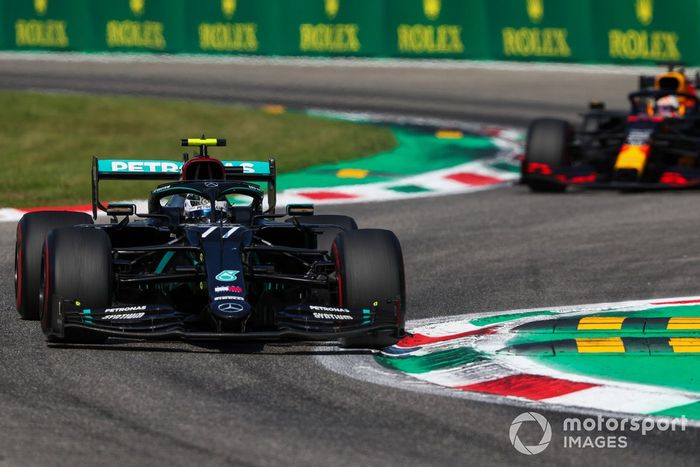 Valtteri Bottas, Mercedes F1 W11, Max Verstappen, Red Bull Racing RB16