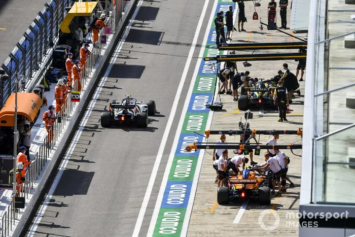 Pierre Gasly, AlphaTauri AT01, Lando Norris, McLaren MCL35, y Daniel Ricciardo, Renault F1 Team R.S.20