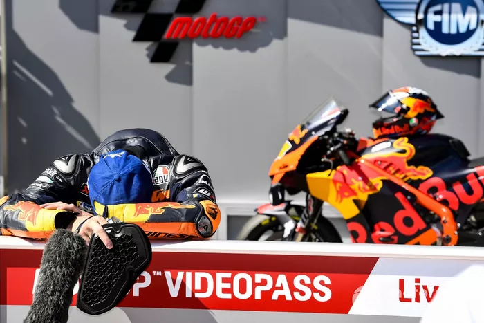 Ganador de la pole Pol Espargaró, Red Bull KTM Factory Racing 