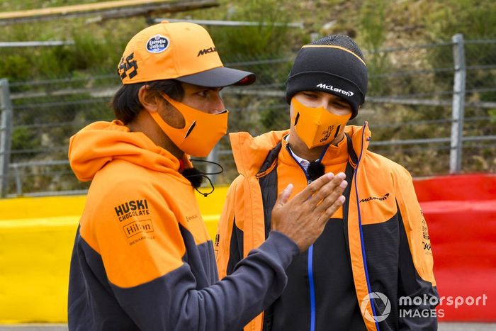 Carlos Sainz Jr. y Lando Norris, McLaren, recorren la pista