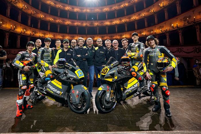 Luca Marini, Marco Bezzecchi, Celestino Vietti, Niccolo Antonelli, VR46 Racing Team con Valentino Rossi, propietario del VR46 Racing Team y miembros del equipo

