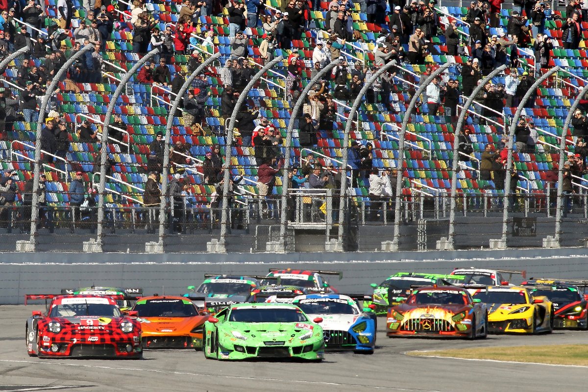 Drukte bij de start van het GTD-veld bij de Rolex 24 van vorig jaar.