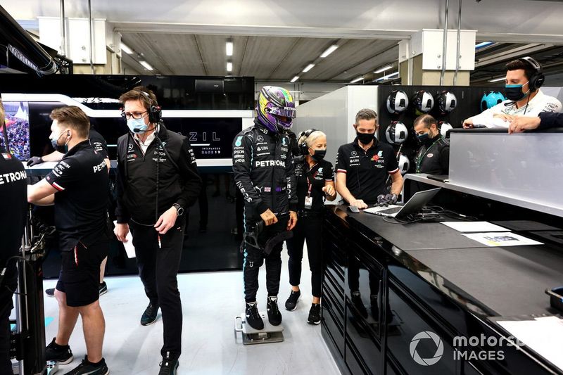 Lewis Hamilton, Mercedes, se pesa en el garaje