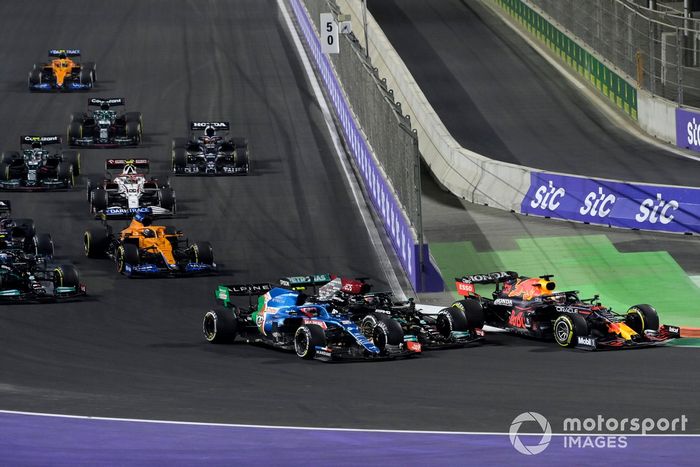 Max Verstappen, Red Bull Racing RB16B, lucha con Lewis Hamilton, Mercedes W12, y Esteban Ocon, Alpine A521, en la reanudación