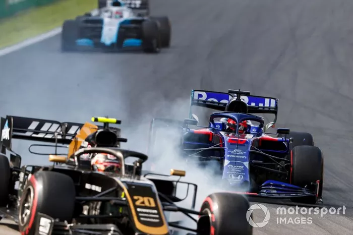 Daniil Kvyat, Toro Rosso STR14, Kevin Magnussen, Haas F1 Team VF-19 