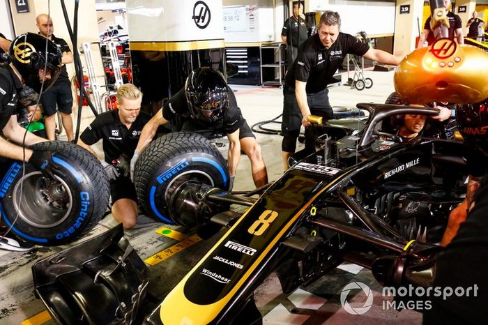 Kevin Magnussen, del equipo Haas F1, utiliza una pistola de ruedas durante un entrenamiento de pit stop