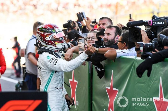 Lewis Hamilton, Mercedes AMG F1, 3ª posición, celebra con su equipo en el Parc Ferme