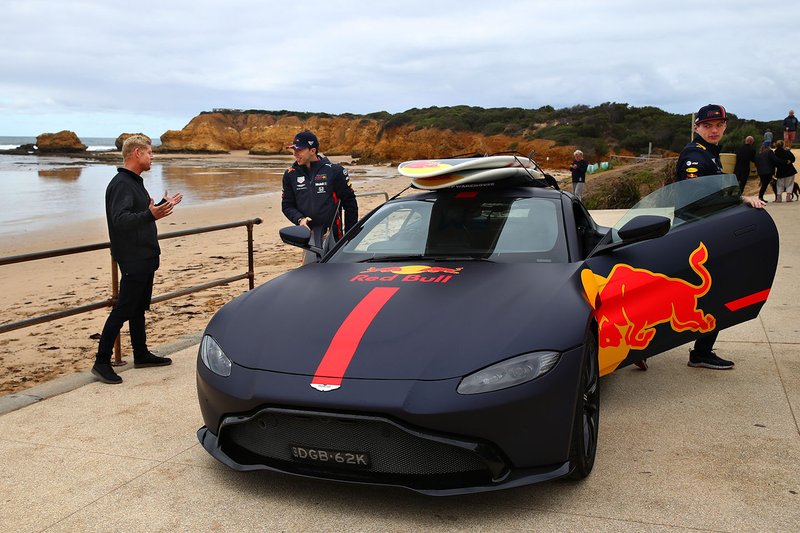 El tres veces campeón del mundo de surf Mick Fanning lleva a Max Verstappen y Pierre Gasly a surfear en Torquay