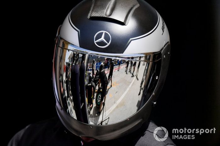 Un mecánico de Mercedes