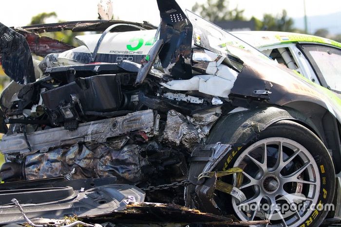 Así quedó el #540 Black Swan Racing Porsche 911 GT3-R de Tim Pappas, Jeroen Bleekemolen y Marc Lieb tras el accidente