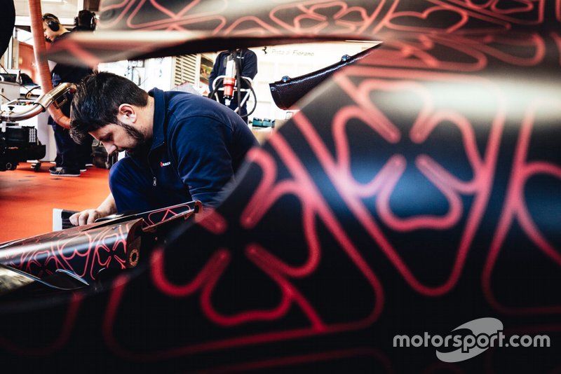 Un membro del team Alfa Romeo Racing al lavoro