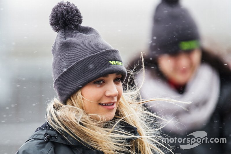 <img class="ms-flag-img ms-flag-img_s1" title="United States" src="https://cdn-4.motorsport.com/static/img/cf/us-3.svg" alt="United States" width="32" /> Natalie Decker, 21 años