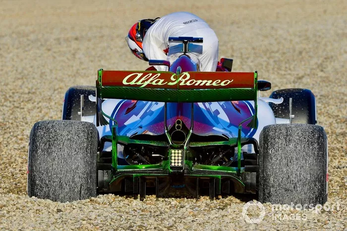Kimi Raikkonen, Alfa Romeo Racing C38, trompea y encalla en la arena